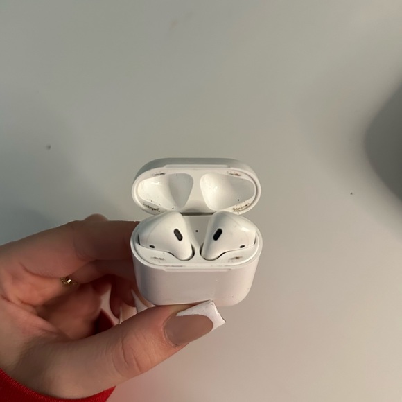 2nd Generation Apple AirPods - Picture 3 of 4